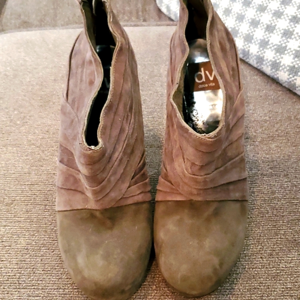 Dolce vita suede zipper back ankle boots size 10